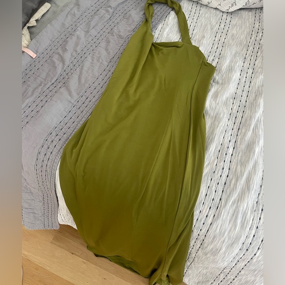 🆕 Meshki Green Halter Maxi Dress - Picture 2 of 4